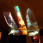 Projektionen: Kunst von Gela, links "Davids Bass", rechts "What you see"