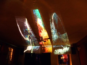 Projektionen: Kunst von Gela, links "Davids Bass", rechts "What you see"