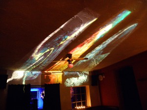 Projektionen: Kunst von Gela, links "Davids Bass", rechts "What you see"