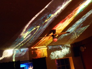Projektionen: Kunst von Gela, links "Davids Bass", rechts "What you see"