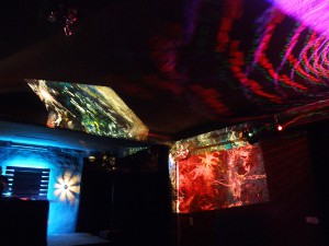 Projektionen: Kunst von Gela, links "Wave", rechts "Water"