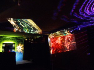 Projektionen: Kunst von Gela, links "Wave", rechts "Water"