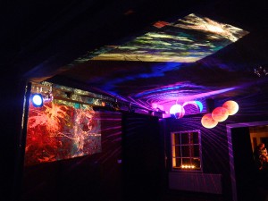 Projektionen: Kunst von Gela, links "Water", oben "Wave"