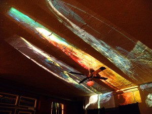 Projektionen: Kunst von Gela, links "Davids Bass", rechts "What you see"