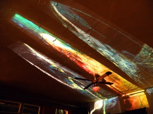 Projektionen: Kunst von Gela, links "Davids Bass", rechts "What you see"