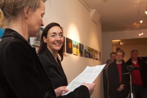 Barbara Kirsch während der Vernissage