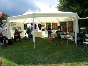 Pavillon der K34 - Stand: Frau Gerda Göttlich-Glücklich, Radio Gaarden, Bilder: Gela Schmidt, Collagen a.d. Außenwand: Dirk Hoffmeister