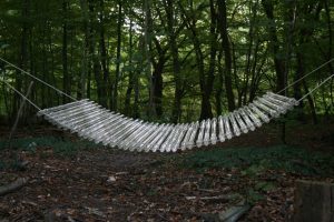 Glasbrücke, Installation in Tubbergen 2007,50 Glasröhren-150cm lang frei hängend im städtischem Wald