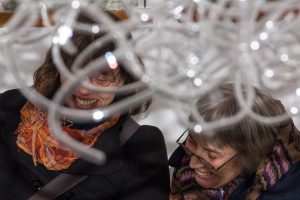 Unter der Glasinstallation